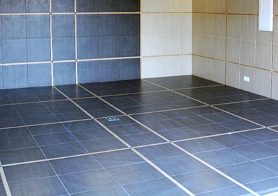 Керамическая плитка на полу в гараже