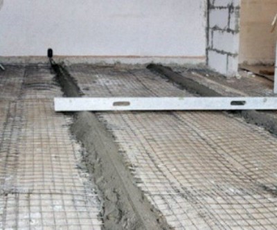 Традиционное основание для керамической плитки - цементную стяжку - можно сделать даже на деревянном полу