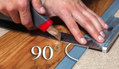 Разрезают гибкий ламинат строительным ножом