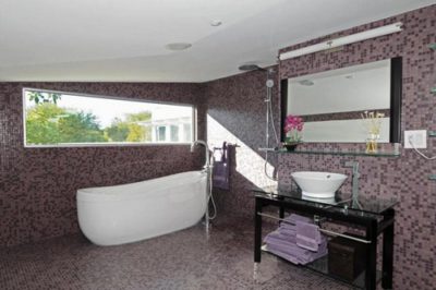 Мозаичные стены и пол в ванной комнате
