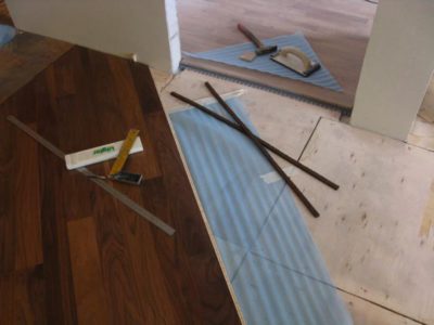 Как выровнять деревянный пол под ламинат