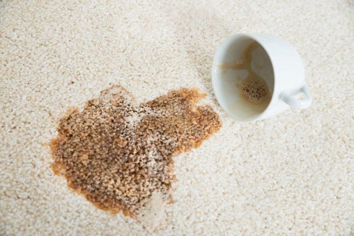 Кружка и разлитый кофе на ковре
