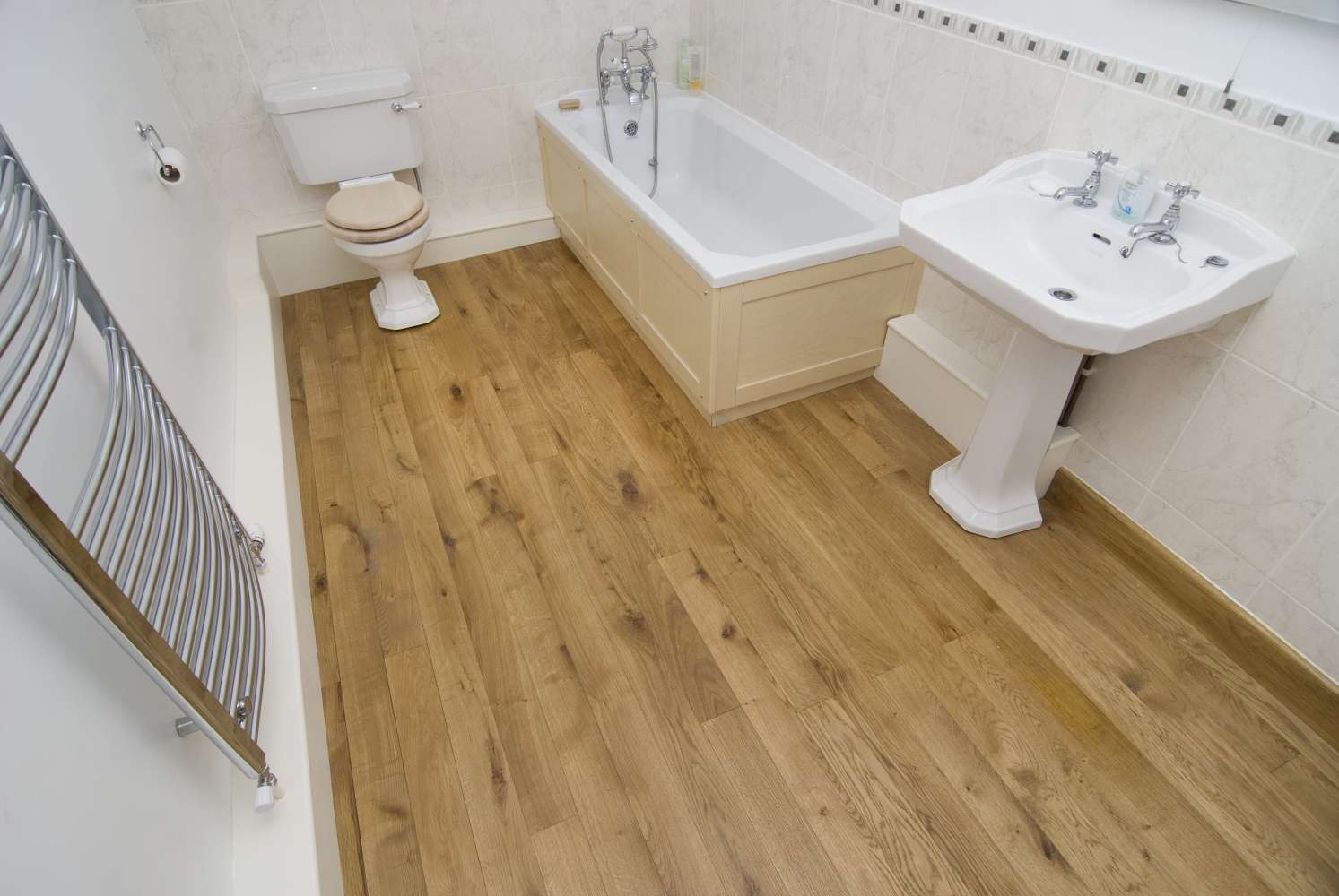 Чем можно покрыть ванную комнату. Деревянный пол в ванной. Линолеум в ванной. Линолеум для ванной на пол. Ванная с деревянным полом.
