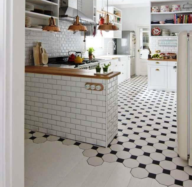 Легкость ухода и чистота в кухне с плиткой на полу