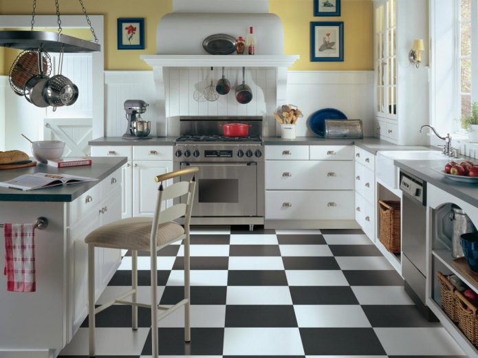 Чёрно-белая плитка на кухне