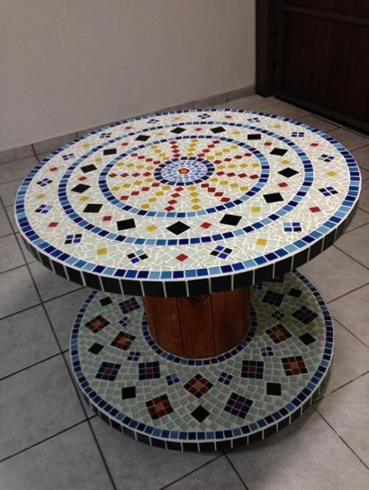 стол с плиточной мозаикой