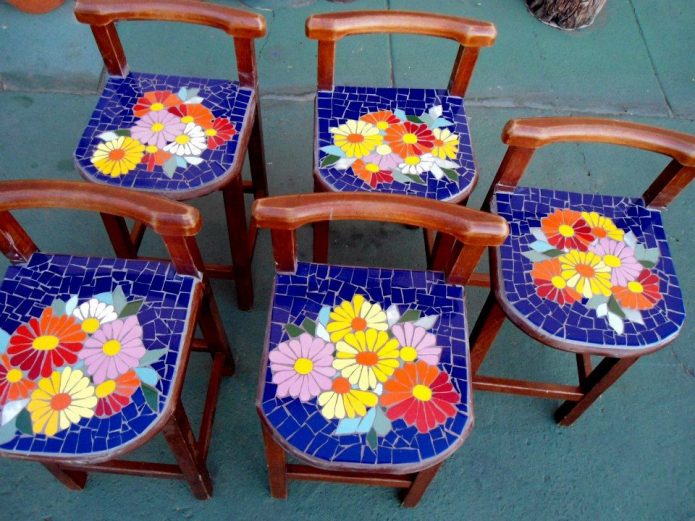 стулья с плиточной мозаикой