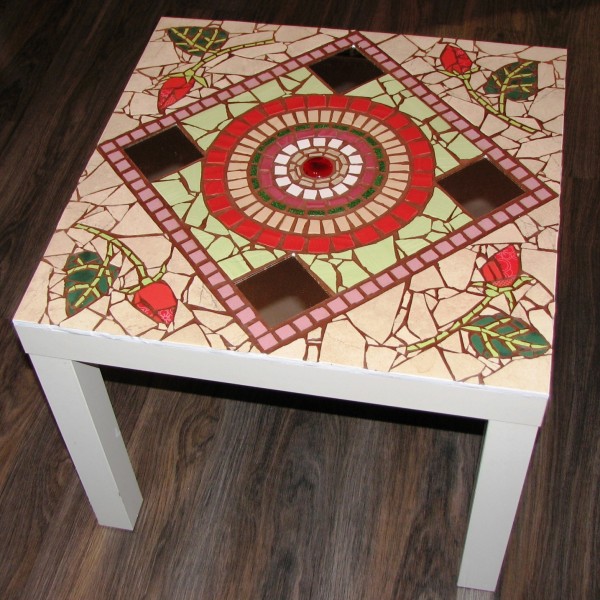 стол с плиточной мозаикой