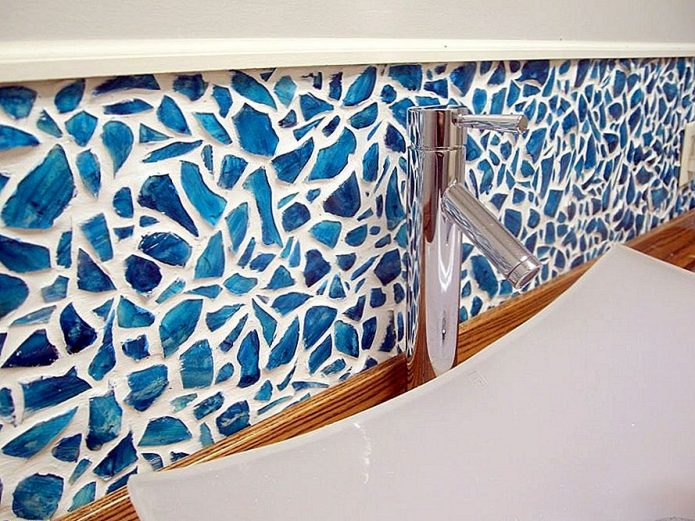 Мозаичные стены в ванной комнате