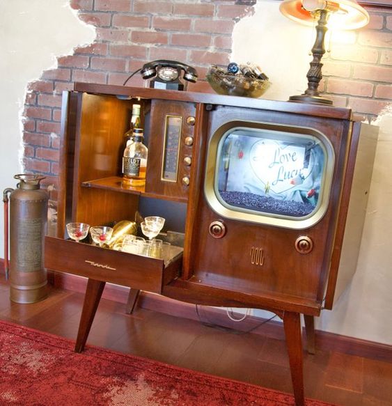 Мини-бар и аквариум в корпусе из старого телевизора