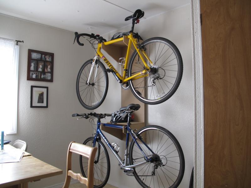 Можно ставить велосипед на. Место для хранения велосипеда. Хранение велосипедов. Хранение велосипеда в квартире. Крепление для велосипеда на стену.
