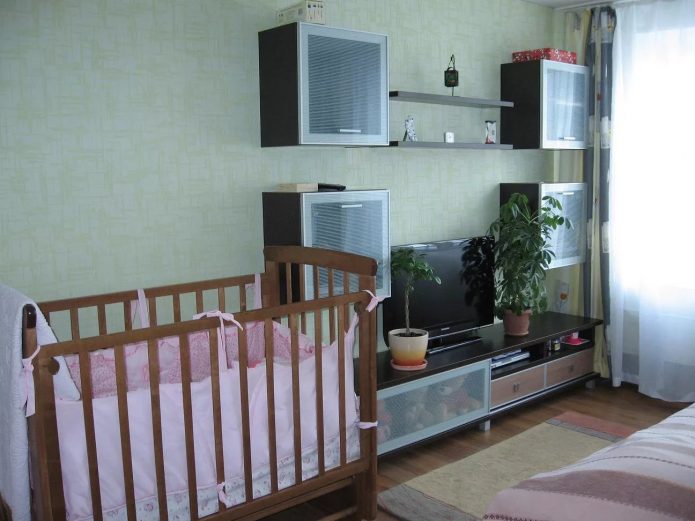 детская кроватка в однокомнатной квартире
