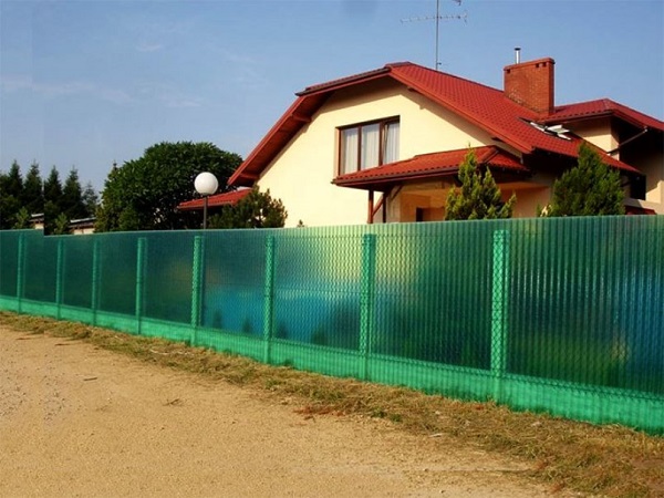 Забор из сетки с поликарбонатными листами