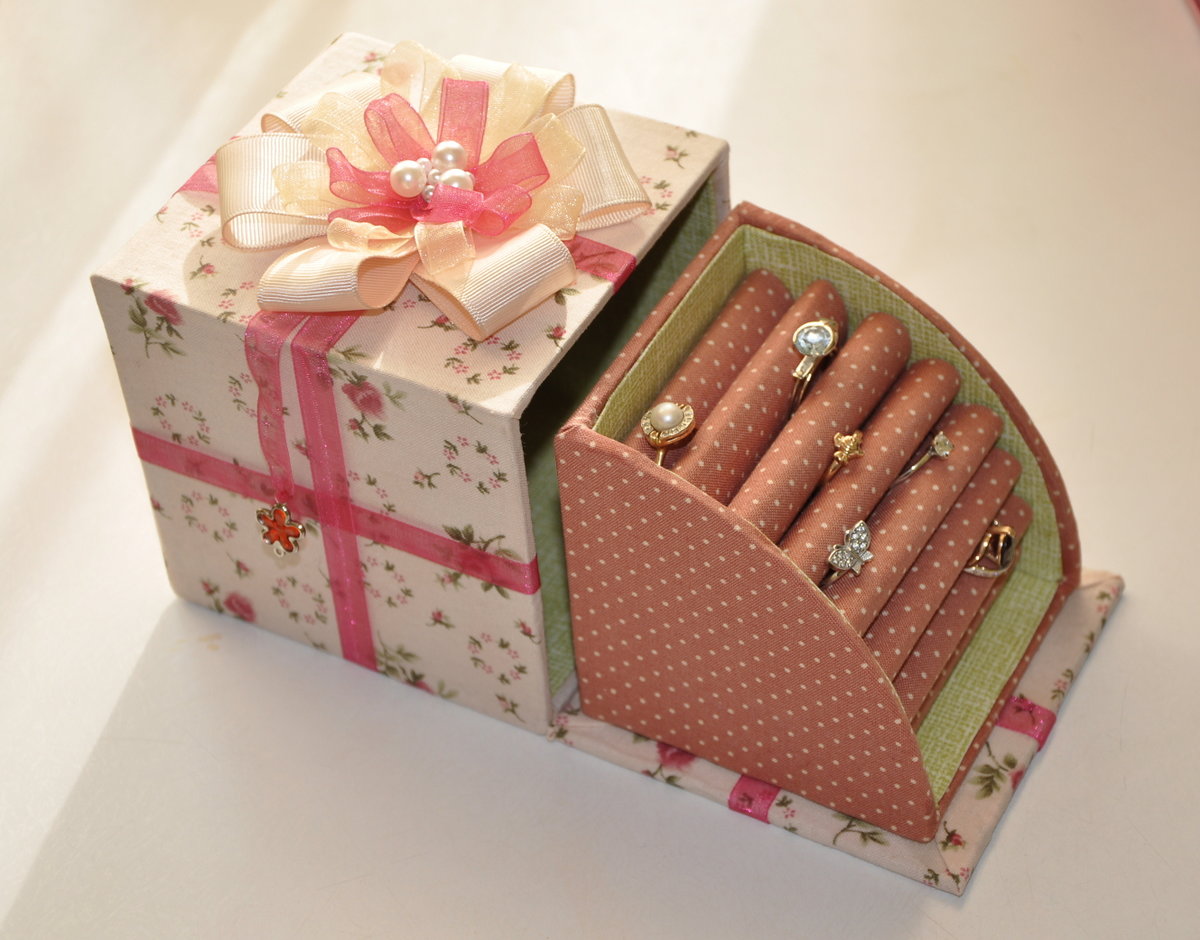 Подарки сделанные своими руками купить. Коробочка для подарка. Декор коробки для подарка. Коробочка из картона. Коробка из картона для подарка.