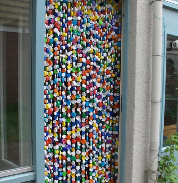 Красивая штора из пластиковых пробок на двери дачного дома