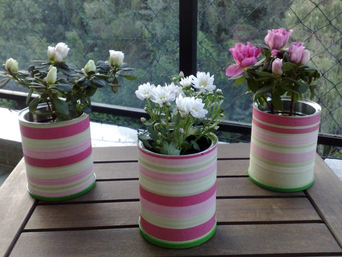 Маленькие вазочки для цветов из консервных банок