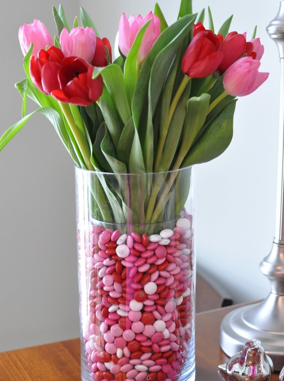 Что кроме цветов можно поставить в вазу. Вазы для тюльпанов. Тюльпаны в стеклянной вазе. Декорирование стеклянной вазы. Тюльпаны в прозрачной вазе.