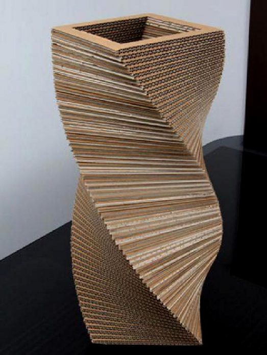 Напольная ваза из гофрированного картона