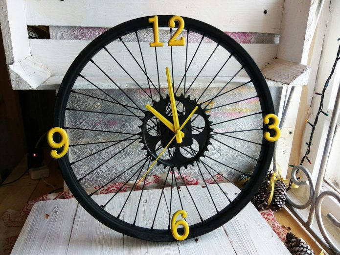 Часы из велосипедного колеса
