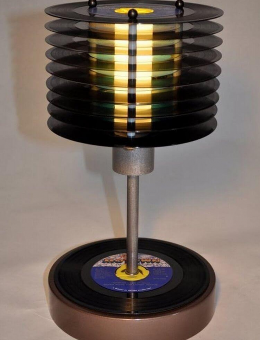 Настольная лампа в абажуре из пластинок