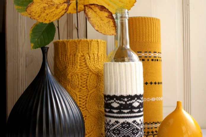 Самодельные вазы в чехлах из старых свитеров