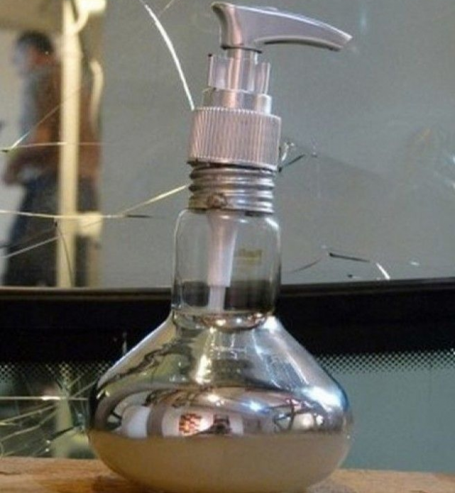 Контейнер для жидкого мыла из лампочки