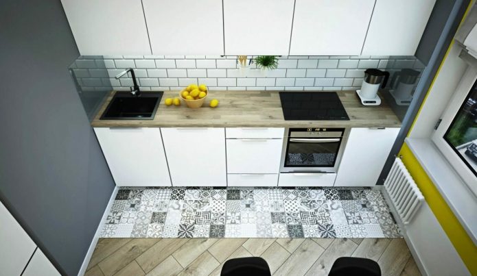 Комбинирование плитки с черно-белым рисунком и светлого ламината в небольшой кухне