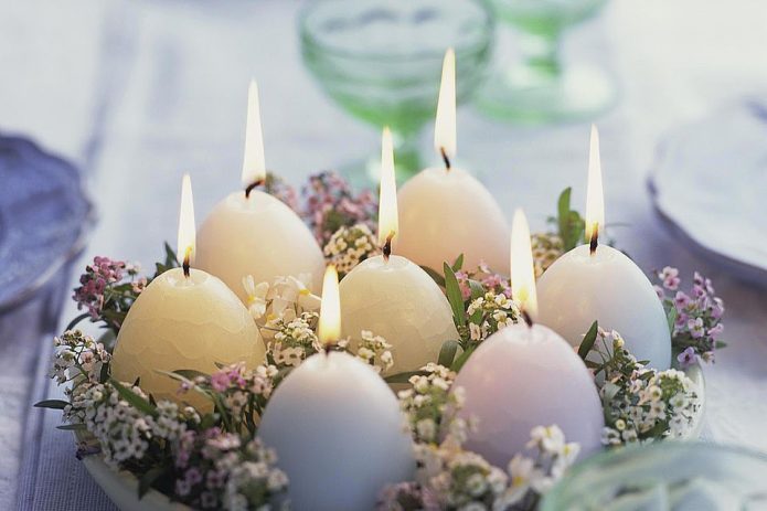 Свечи в форме яйца на пасхальном столе